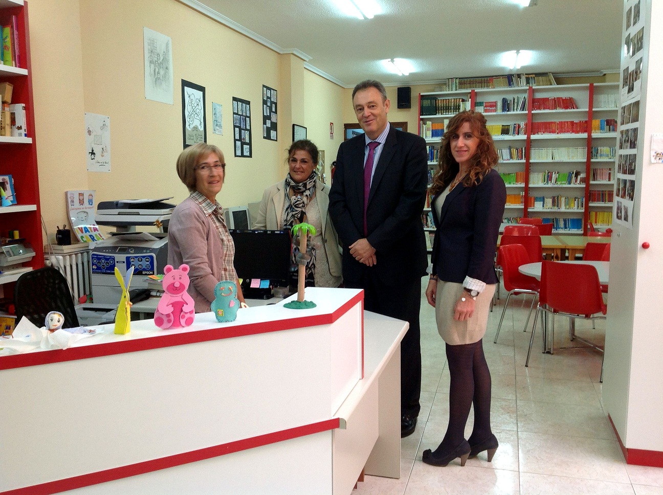 El director general de Administración Local visitó la Biblioteca Municipal de Carrión, que el día 24 celebró su 25 Aniversario