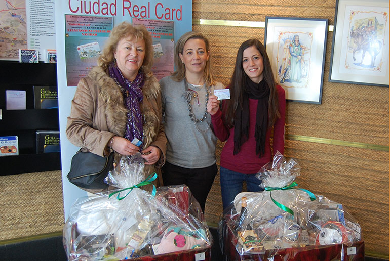 La Concejala de Turismo entrega las cestas navideñas de la campaña de promoción de la tarjeta turística de Ciudad Real