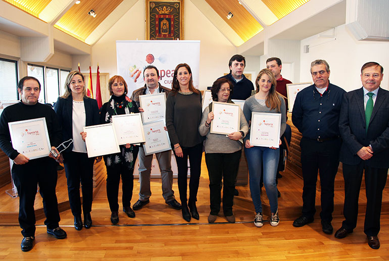 La alcaldesa de Ciudad Real entrega los premios a los ganadores de la VIII edición de Tapearte