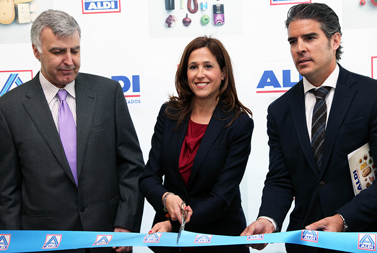 La alcaldesa asiste a la inauguración del segundo supermercado en Ciudad Real de la cadena Aldi