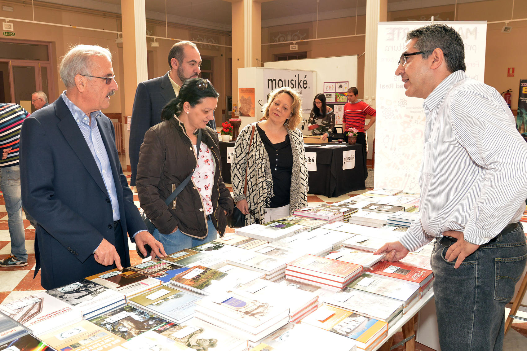 El Vicepresidente de Cultura y varios diputados provinciales visitaron la Feria del Libro de Ciudad Real