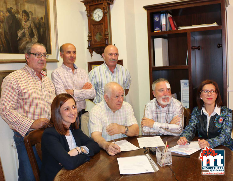 Firma del acuerdo de pago privilegiado convenido entre la Cooperativa Tierra de Calatrava y Ayuntamiento de Miguelturra