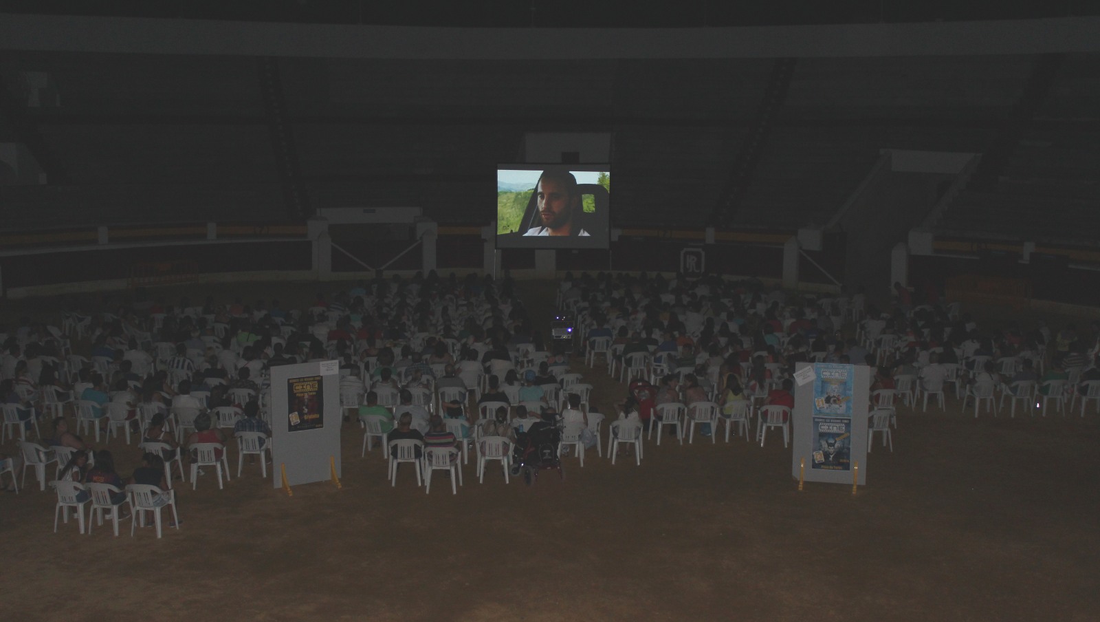 La proyección de ‘ Ocho apellidos vascos ’ reúne a 700 personas en la Plaza de Toros