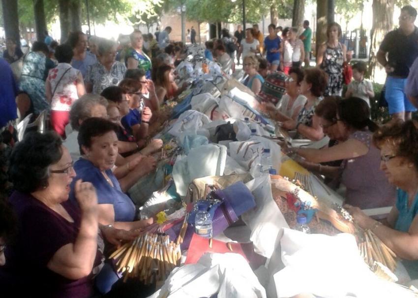 El 19º Encuentro Regional de Encajeras de Torralba acogió a casi 250 artesanas del bolillo