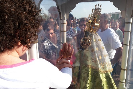 Cerca de un millar de daimieleños esperaron la llegada de la Virgen de las Cruces