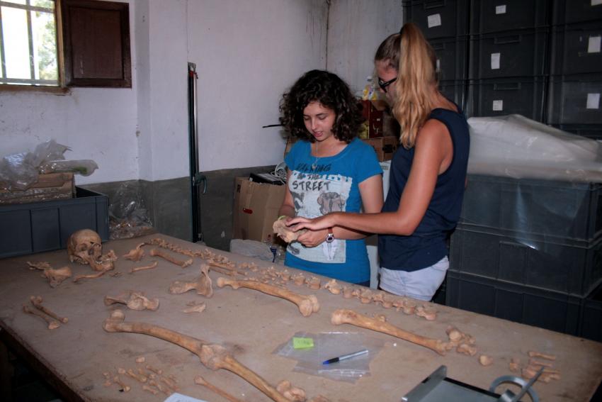 El yacimiento de Calatrava La Vieja acogió durante julio un curso práctico de Antropología Física y Arqueología
