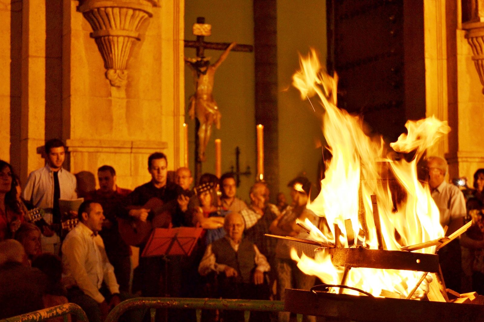 Centenares de daimieleños participan en la “ quema de los cubos ” en honor al Cristo del Consuelo