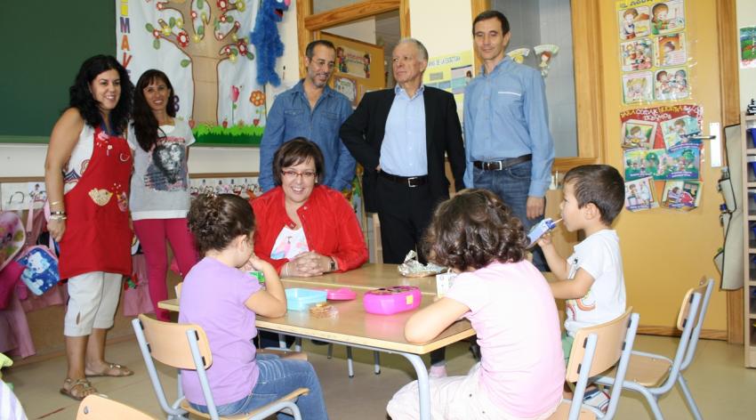 Olmedo destaca en Poblete el compromiso de la Junta al iniciar del curso escolar con el aumento de profesores y ayudas de comedor y la reducción de ratios