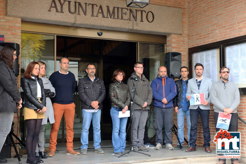 Concentración en el Ayuntamiento por los atentados de París