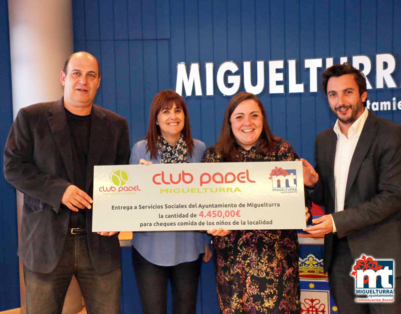 Bienestar Social recibe 4.400 euros del Club de Pádel de Miguelturra en un acto solidario para alimentación infantil