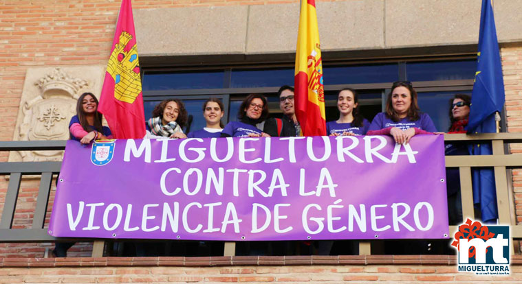 Miguelturra se convierte en un lazo humano contra la violencia de género.