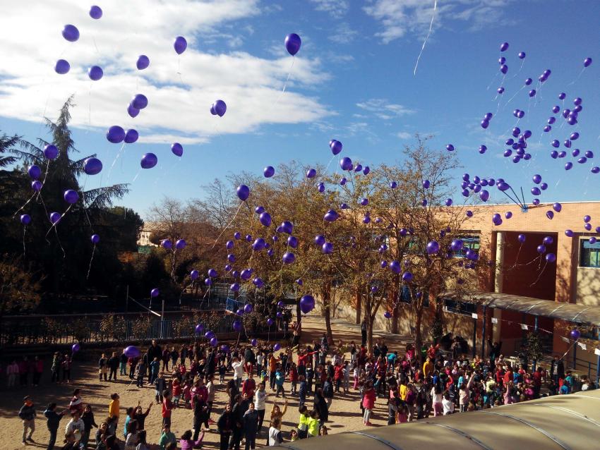 El cielo de Poblete se inunda de globos morados con mensajes de escolares a favor de la igualdad y contra la violencia de género