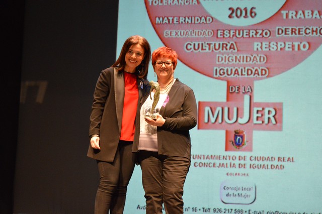 Pilar Zamora entrega a Lola Moreno el Premio “Empoderamiento y Liderazgo 2016”