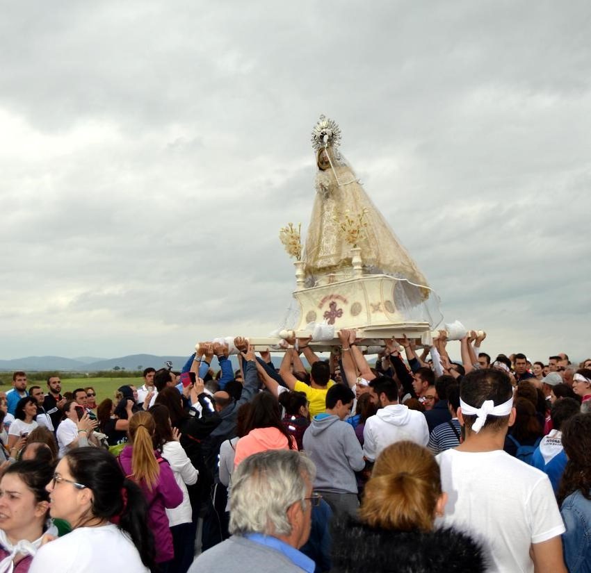 Los vecinos de Carrión de Calatrava desafiaron a la lluvia y acompañaron fielmente a su patrona, de regreso al Santuario