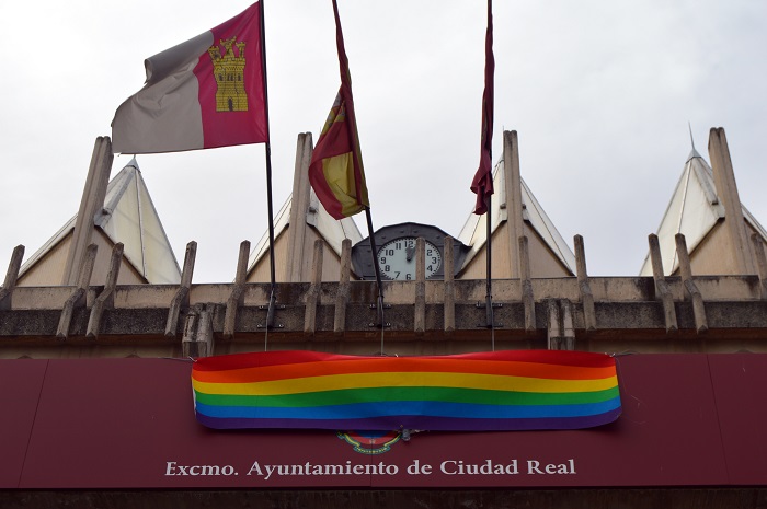 La bandera del Orgullo Gay ondea por segundo año en el Ayuntamiento de Ciudad Real