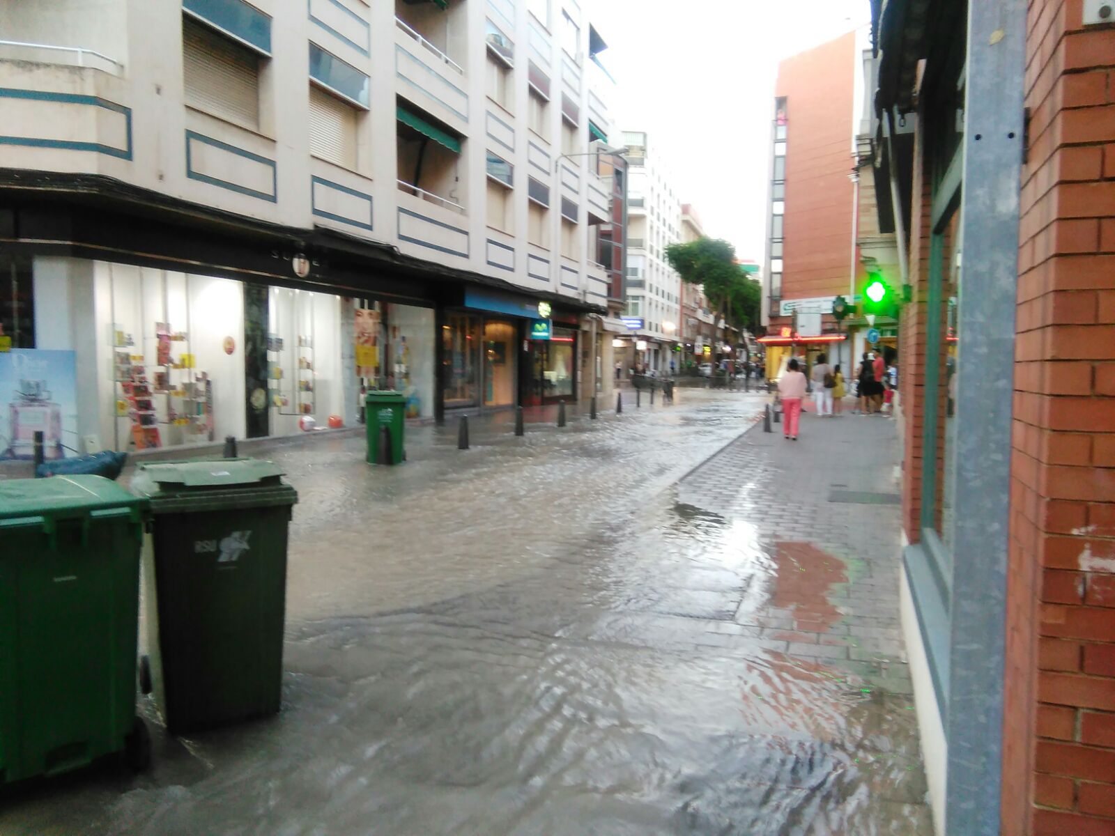 La rotura de una tubería en la Calle Maria Cristina de Ciudad Real inunda varios locales