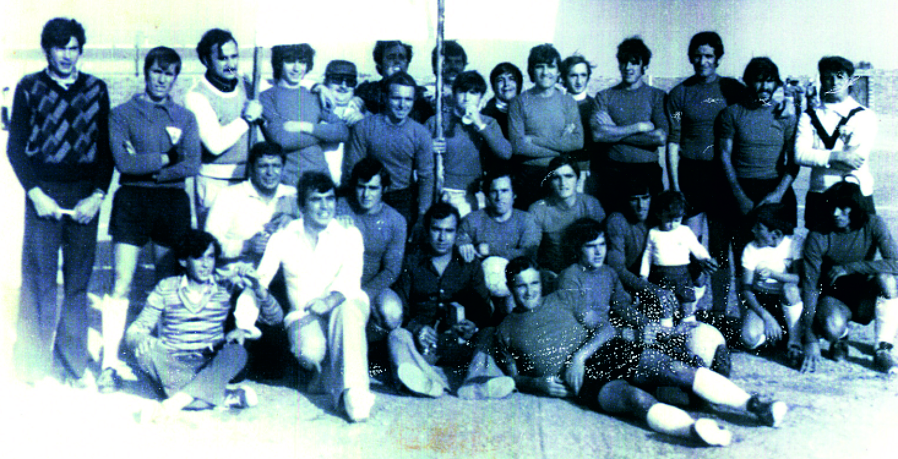 Celebrando el primer ascenso con la peña El Cornetín en la temporada 1977-1978