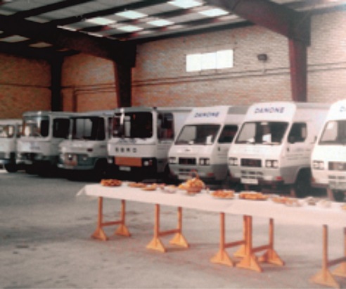 Flota de camiones en las nuevas instalaciones en el año 1983