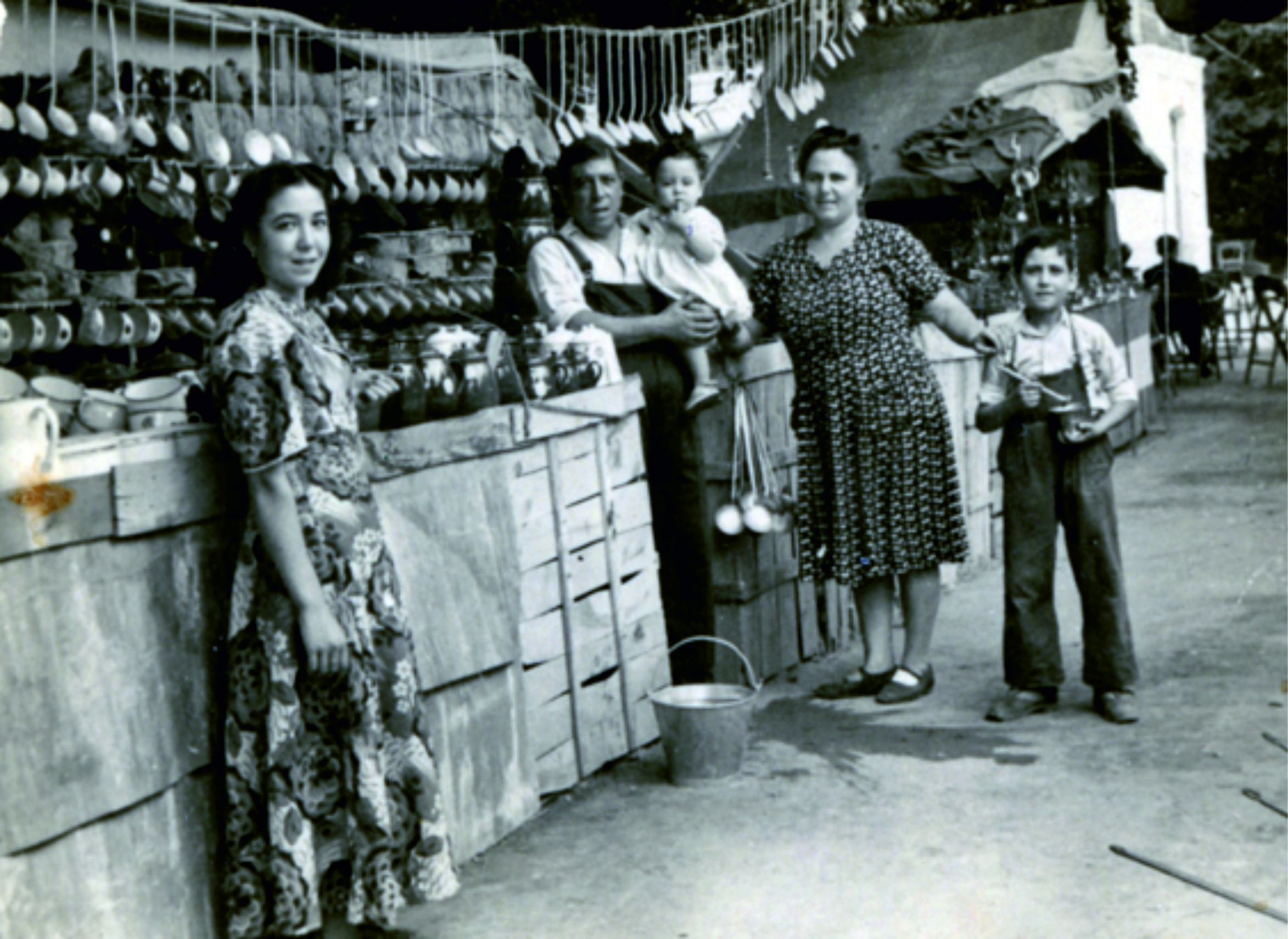 Foto de la familia al completo a mediados de los años 40. De izquierda a derecha María (la hermana mayor) Julián Padre con Julián hijo en brazos, Virginia (la madre) y Manuel.