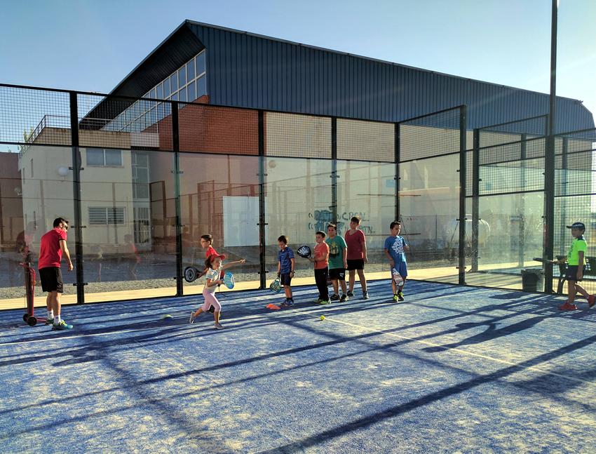 Arrancan las Escuelas Deportivas de Carrión de Calatrava con el pádel y balonmano femenino como novedades para este curso