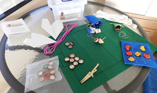 El Centro de Alzheimer de Daimiel entrega 70 juegos reciclados por sus usuarios a los colegios daimieleños