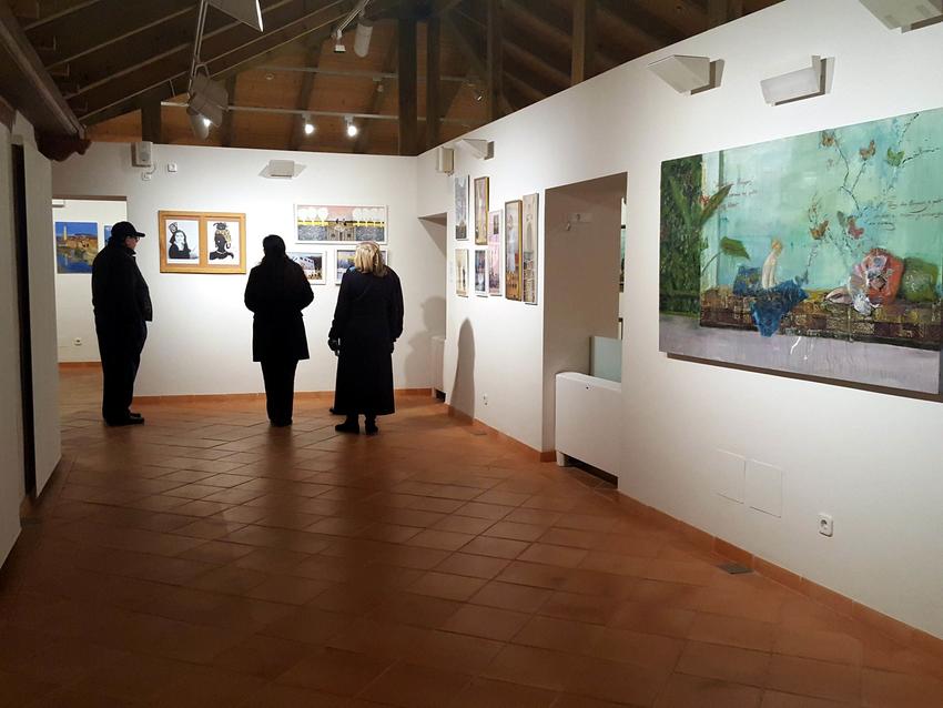 Exposición en el Patio de Comedias de 100 años y 100 cuadros, que reflejan la pintura de mujeres de Torralba de Calatrava a través del tiempo