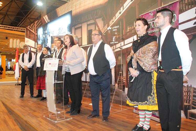 La alcaldesa de Villarrubia de los Ojos, EncarnaciÃ³n Medina, destaca la labor de la cooperativa El Progreso como alma de la villa.