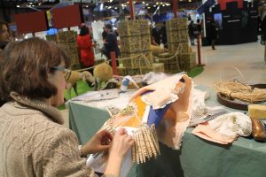 Espacio artesano en Fitur. MarÃ­a del Carmen Manzano, maestra encajera, en el stand de Castilla La Marcha.