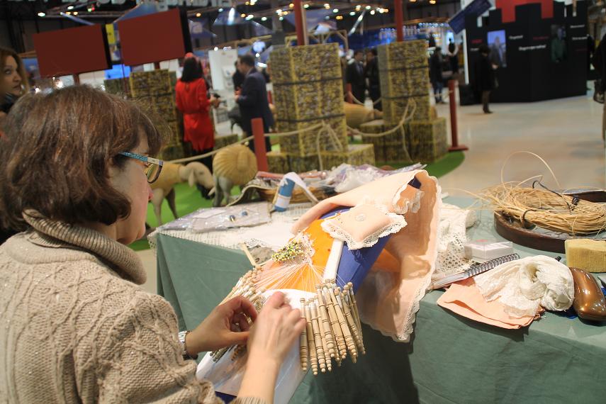 Espacio artesano en Fitur. MarÃ­a del Carmen Manzano, maestra encajera, en el stand de Castilla La Marcha.