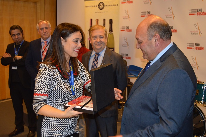 Pilar Zamora entrega en Enofusión el Premio a la Difusión de la Cultura del Vino a Bodegas Naranjo