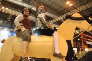 Un impresionante Rocinantes de madera galopa con El Quijote y Sancho a sus lomos.