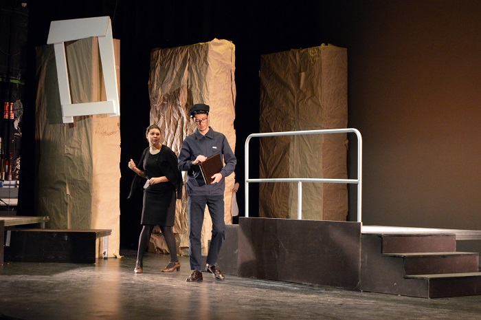 500 estudiantes asisten en el Teatro Quijano a la representación de “Historia de una escalera”