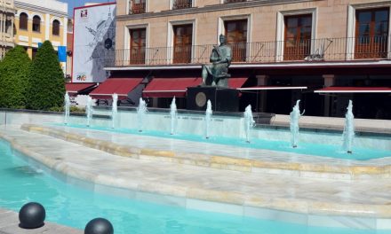 La fuente de la Plaza Mayor de Ciudad Real vuelve a lucir después de las obras de reparación