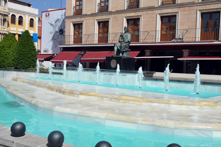 La fuente de la Plaza Mayor de Ciudad Real vuelve a lucir después de las obras de reparación