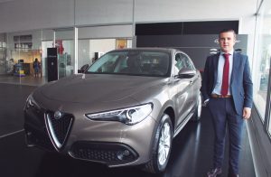 Javier Torres, del área comercial de Servi-Auto, junto al nuevo modelo