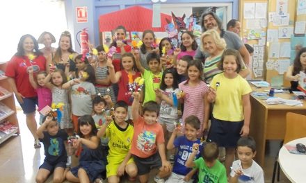 22 niños se fabrican sus marionetas en la sala infantil de la biblioteca