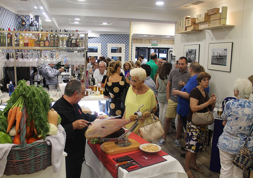 Alquimia inaugura su nuevo local en la calle Tinte, 3, rodeado de muchos clientes y amigos