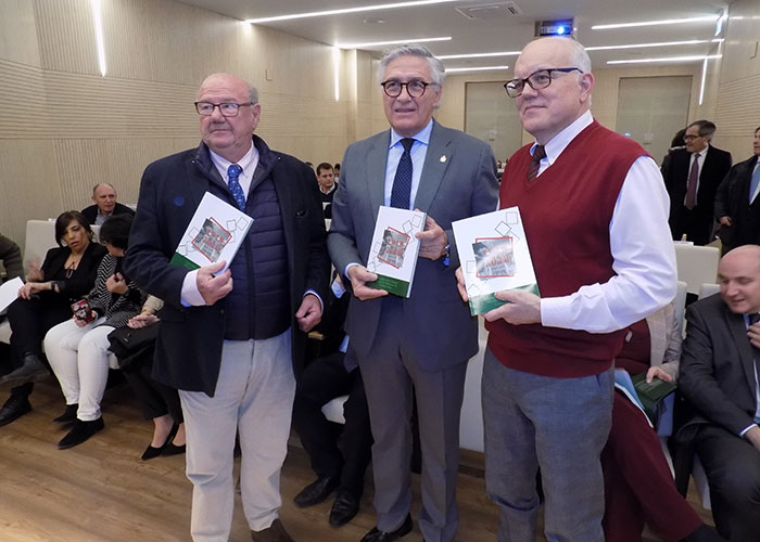 El Colegio de Médicos clausura su “espectacular” centenario con la presentación de un libro