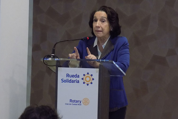 La periodista Victoria Prego participó en la mesa redonda con motivo de la II Rueda Solidaria del Club Rotario de Ciudad Real