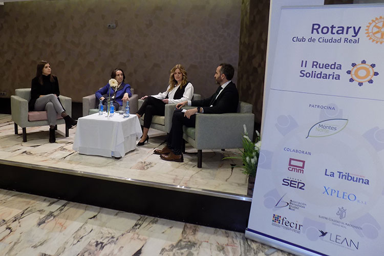 La periodista Victoria Prego participó en la mesa redonda con motivo de la II Rueda Solidaria del Club Rotario de Ciudad Real