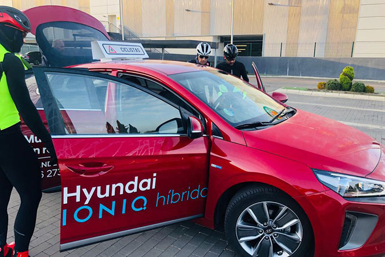 Juntos En El Asfalto y Grupo Joint Puertollano. Coche de apoyo gratuito de Hyundai