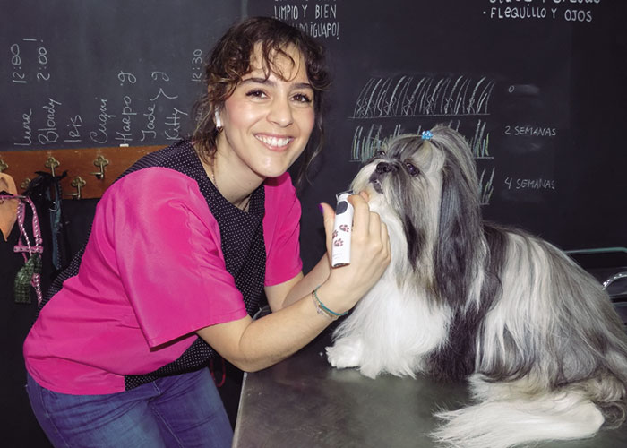 La ciudadrealeña Patricia Campos, “doctora cum laude” del estilismo y la peluquería canina de España y reconocida a máximo nivel internacional