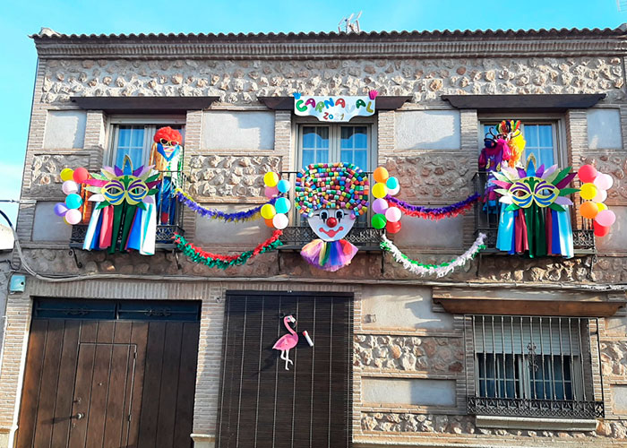 El I Concurso de Balcones de Carnaval llena de colorido y creatividad las calles torralbeñas