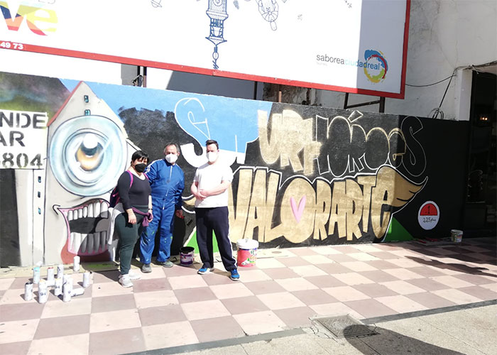 Gran mural en la esquina de Plaza Mayor con Superhéroes de Valorarte