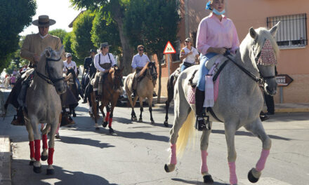 La última mañana de Feria se despide con el desfile de la peña equina Rocinante