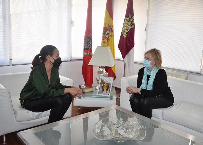a Asociación AMHIDA presenta sus proyectos formativos, divulgativos y de sensibilización a la alcaldesa de Ciudad Real