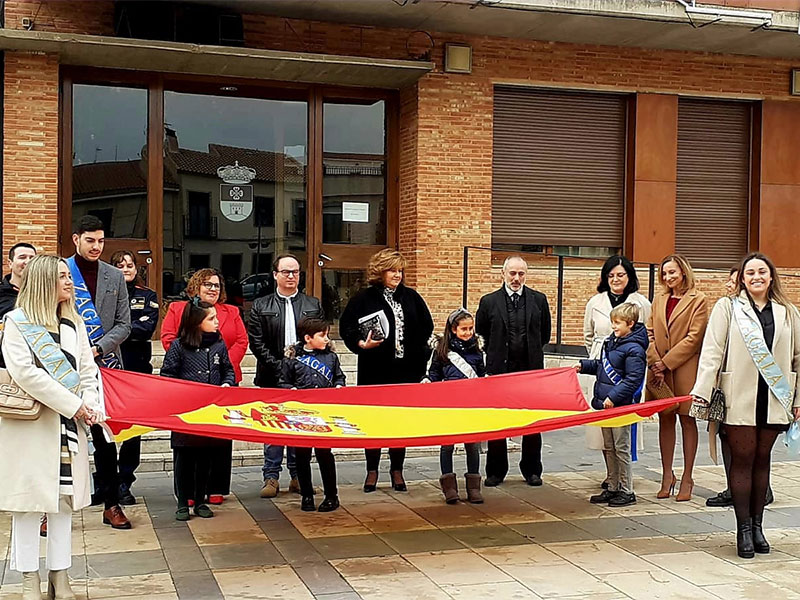 <strong>Torralba de Calatrava conmemoró el 44 aniversario de la Constitución Española con izado de bandera y lectura de artículos</strong>