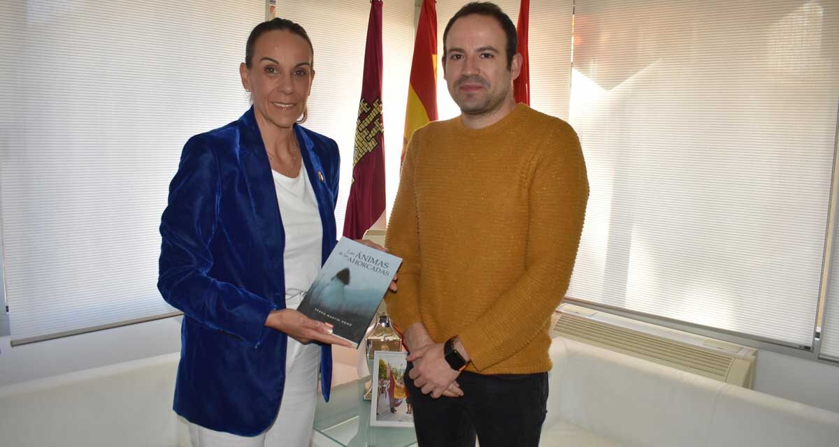 La alcaldesa de Ciudad Real recibe al reconocido autor ciudadrealeño Pedro Martín-Romo