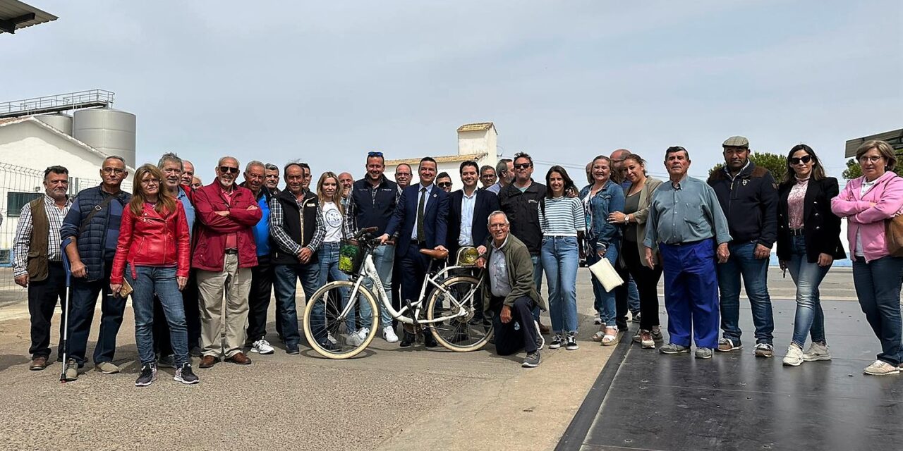 David Triguero presenta junto al consejero de Agricultura las iniciativas que plantea en beneficio de los agricultores y ganaderos de Pozuelo de Calatrava