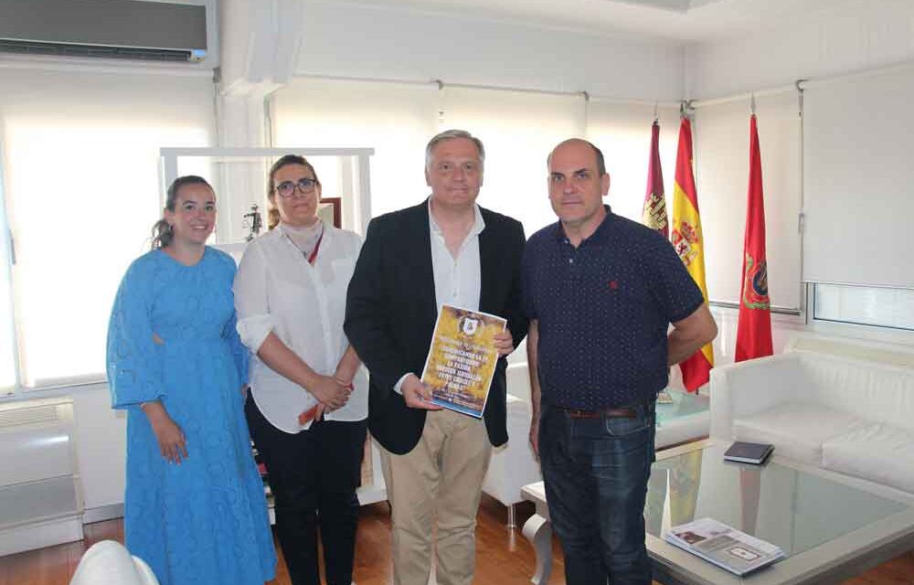 El alcalde de Ciudad Real recibe a la Hermandad de Las Palmas con motivo de la celebración del IV Congreso Nacional de Hermandades y Cofradías de la Sagrada Entrada de Jesús en Jerusalén